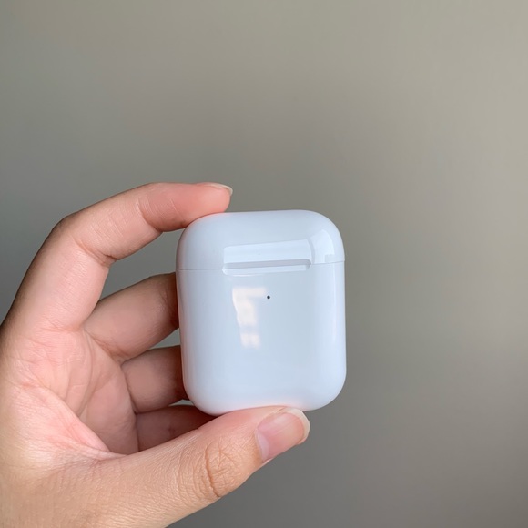 AirPods with wireless charger - Picture 4 of 9